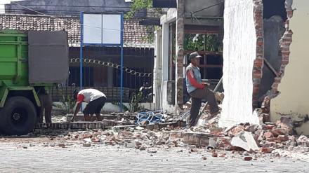 Perluas Halaman Kantor, Kios Desa Dibongkar